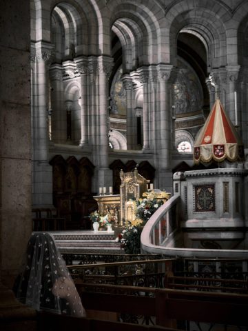 Chœur de la Basilique du Sacré-Cœur à Paris avec son autel fleuri et une fidèle portant un voile en dentelle au premier plan.